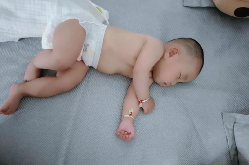 广州供卵代怀包生男孩宝宝上火有眼屎